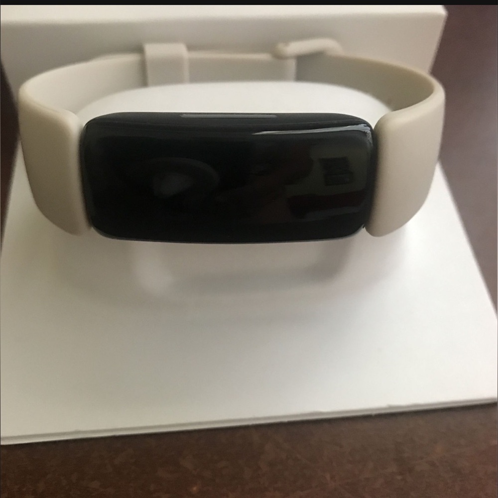 Fitbit Inspire 2 - Beige - Picture 2 of 3